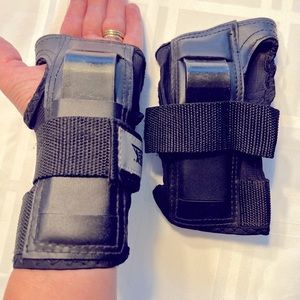 Crazy creek Wristguards - One Pair. Protector for your your hands.